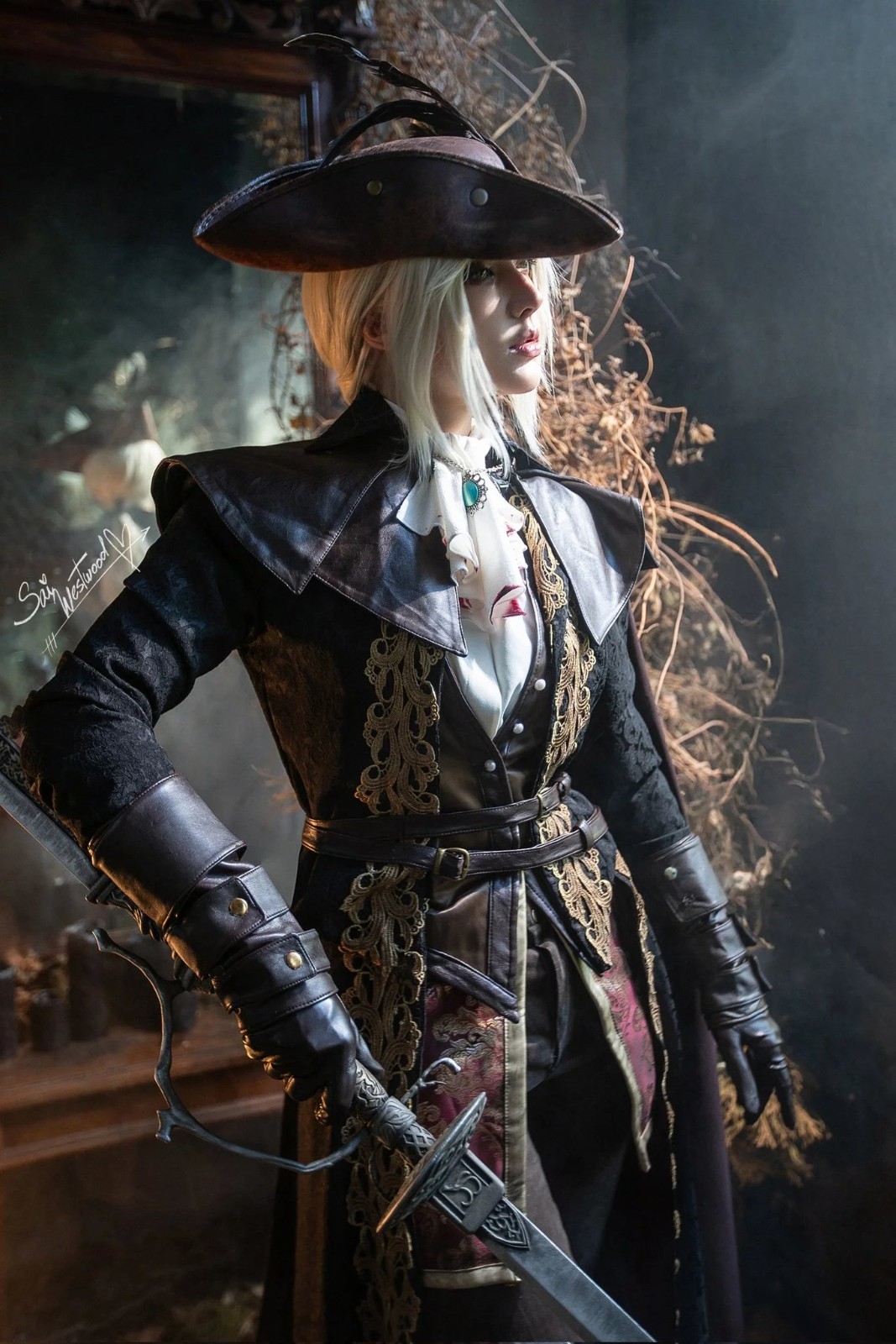 《血源》玛利亚神级cos:落叶间尽显猎人的致命优雅