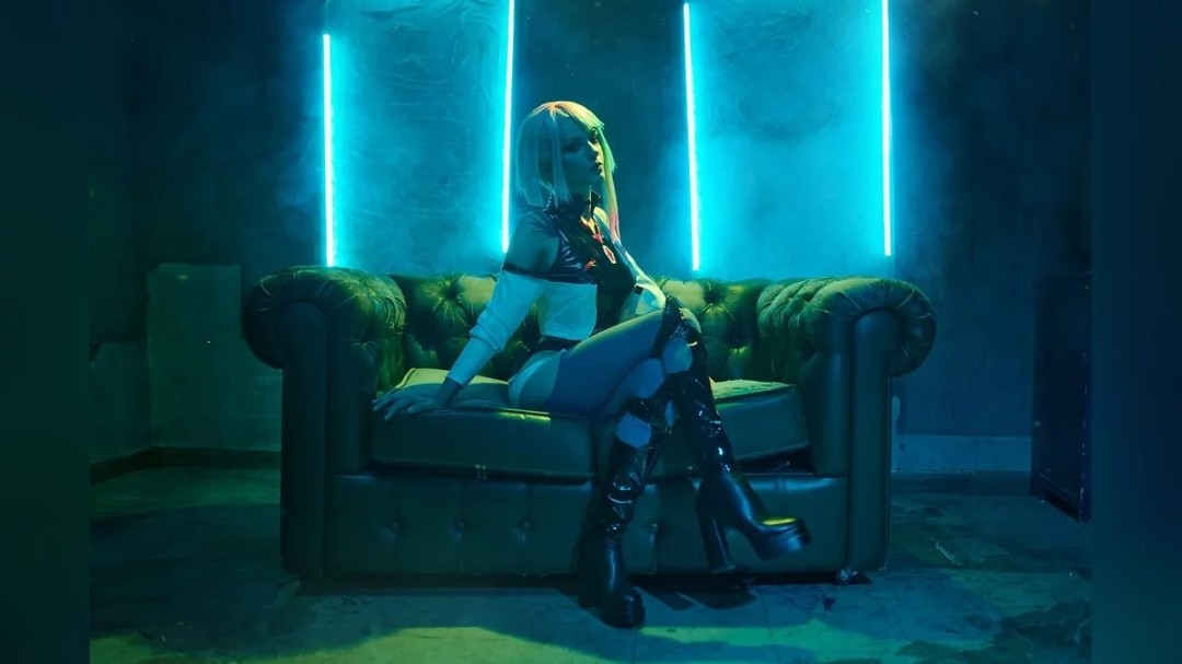 长腿模特神还原《赛博朋克:边缘行者》露西!绝美造型引热议